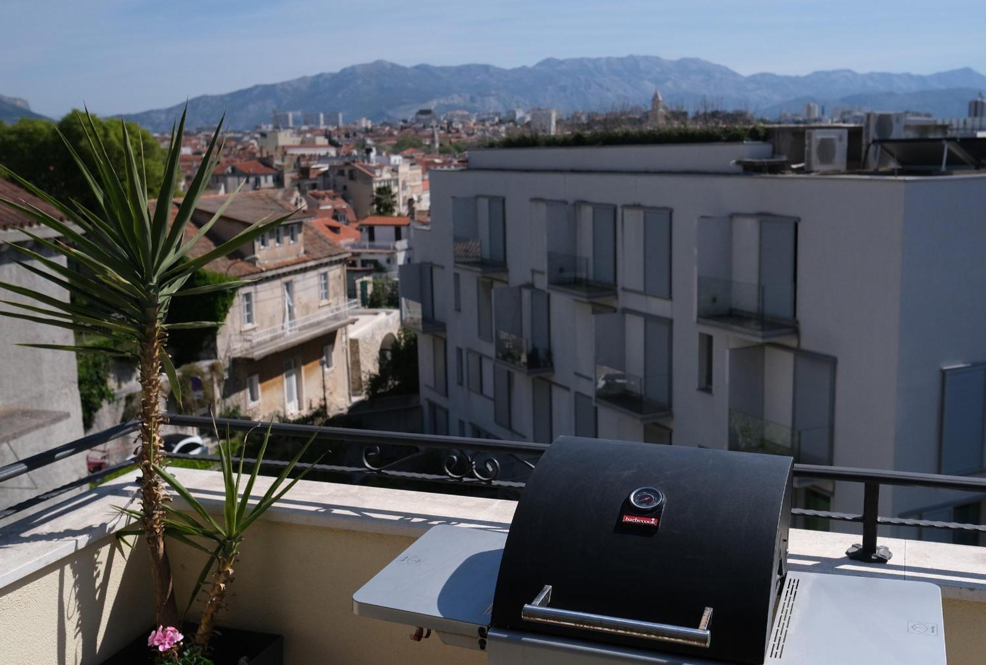 Prime Location Penthouse Apt With A Large Terrace Split Exterior photo