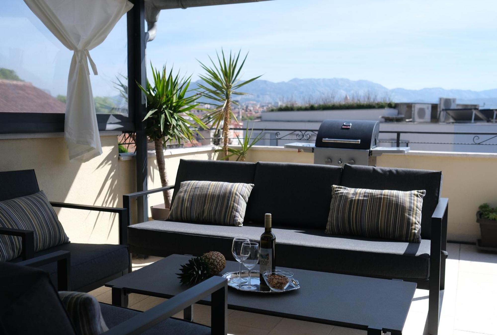 Prime Location Penthouse Apt With A Large Terrace Split Exterior photo
